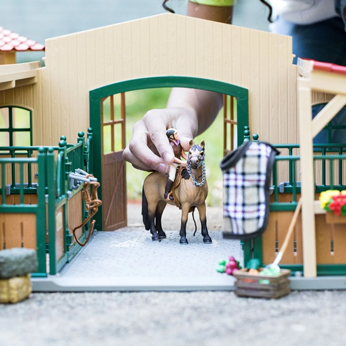 Stable with horses and accessories - Image 5