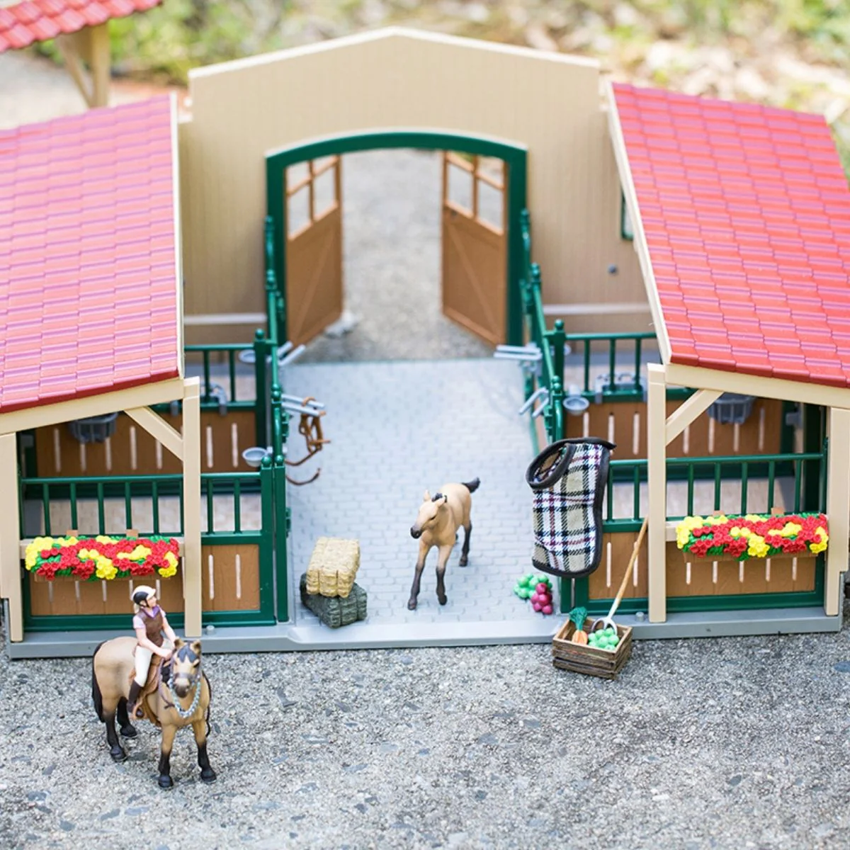 Stable with horses and accessories - Image 6